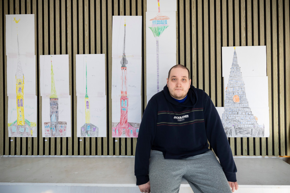 Taiteilija Kirkkotarkastajan eli Aki Ahosen kirkkoja ja kellotorneja kuvaavat piirustukset ovat esillä Galleria Kirjossa Lapinlahden Lähteellä Helsingissä. 