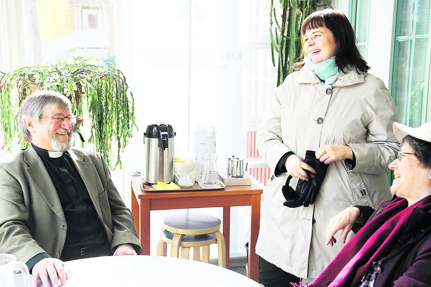 Iloinen kohtaaminen. Marja Heltelä sai lämpimät onnittelut eläkkeelle siirtyvältä kirkkoherralta Hannu Vapaavuorelta ja Hakavuoren jo eläkkeellä olevalta kirkkoherralta Eija Köntiltä.