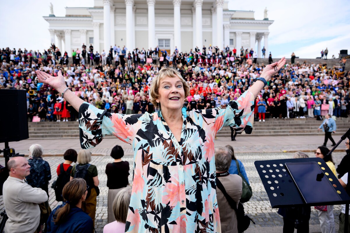 Marjukka Riihimäki johti 13.8. viimeisen kerran Kuorojen kierroksen suurkonserttia Senaatintorilla. 