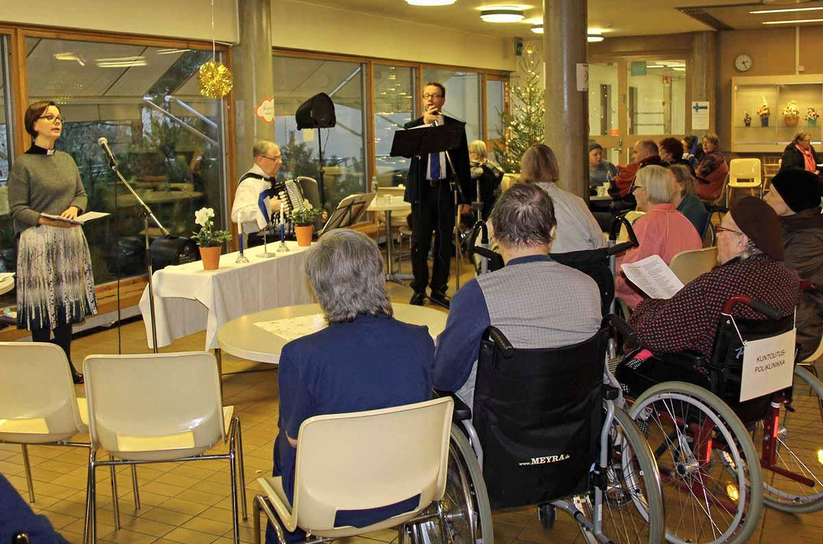Sairaalapastori Mari Kivinen (vasemmalla), Ari Luoma ja hanuristi Jouko Pyhältö virkistävät laulusessioilla. 