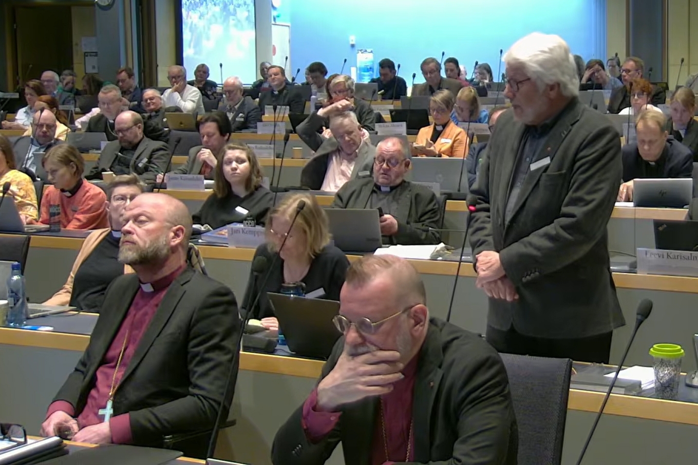 Kirkolliskokousedustaja Lauri Palmunen kommentoi vaalirahoituksen valvontaa koskevaa aloitetta, etualalla puheenvuoroja kuuntelevat piispa Teemu Laajasalo (vas.) ja piispa Jari Jolkkonen (oik.)
