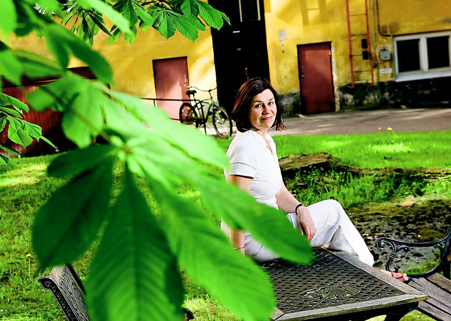 Elisabet Ahon mielestä 1950–1960-lukujen Taka-Töölö oli mukava ja turvallisen tuntuinen paikka kasvaa. Ahon tuoreimmassa lastenkirjassa liikutaan samoissa maisemissa.