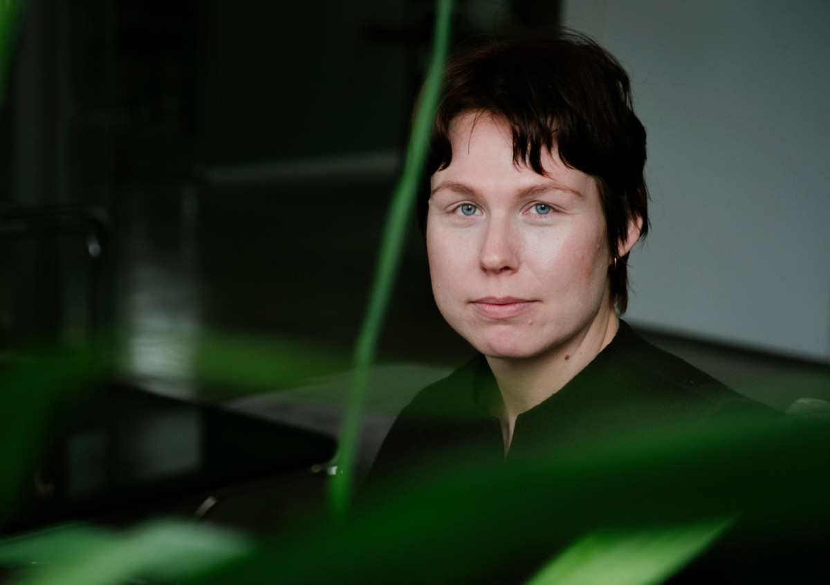 ”Minua puhuttelee ajatus, että ihminen on yksi monista lajeista ja itsessään myös elinympäristö monenlaisille lajeille. Me olemme paljon vahvemmin yhteydessä muihin lajeihin kuin hahmotamme”, Laura Kolehmainen sanoo. 