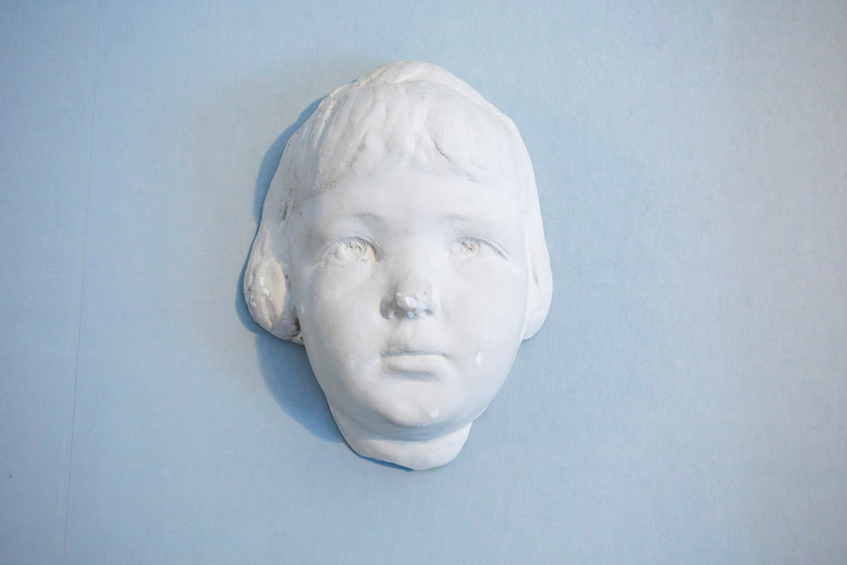 Kaisamari Hintikka on saanut Irmeli-veistoksen pikkutyttönä kummitädiltään Lyyliltä. Teoksen on tehnyt kuvanveistäjä Emil Wikström. 