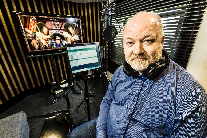 Äänitysstudiolla. Markus Bäckman valmistautuu antamaan äänensä Nottinghamin seriffille. Kuva: Jukka Granstrom