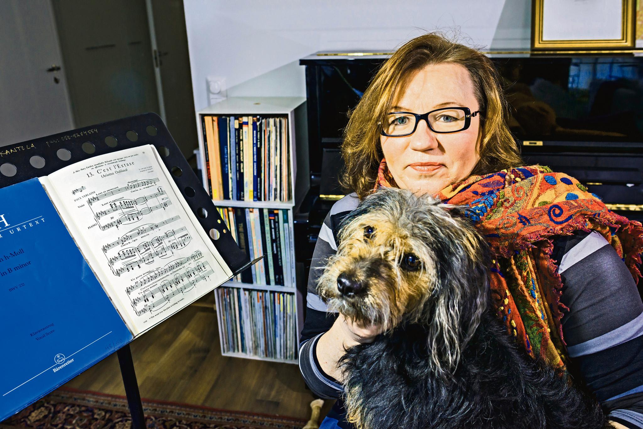 Elämäntehtävänä musiikki. Oopperalaulaja Päivi Kantola sekä esiintyy että opettaa. Vapaa-aikanaan hän ulkoilee Hapsu-koiran kanssa. Kuva: Hans von Schantz
