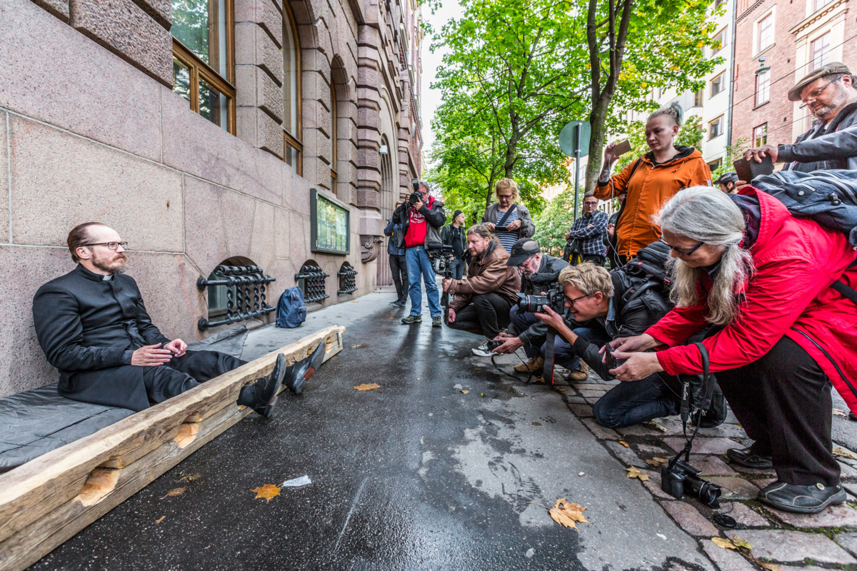 Kai Sadinmaa odotti tuomiokapitulin päätöstä jalkapuuhun kytkettynä syyskuussa 2017. Hän sai kapitulilta vakavan moitteen, koska oli vihkinyt samaa sukupuolta olevia pareja. Kuva: Esko Jämsä.
