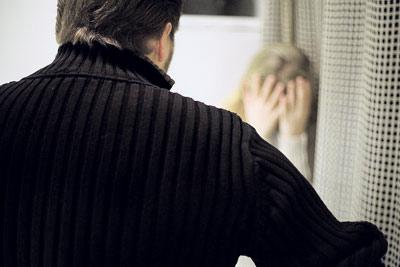 Jos ihmissuhteissa on kitkaa jo ennestään, taloudelliset huolet voivat antaa viimeisen sysäyksen väkivaltaan. Kuva: Jani Riihilahti/Rodeo