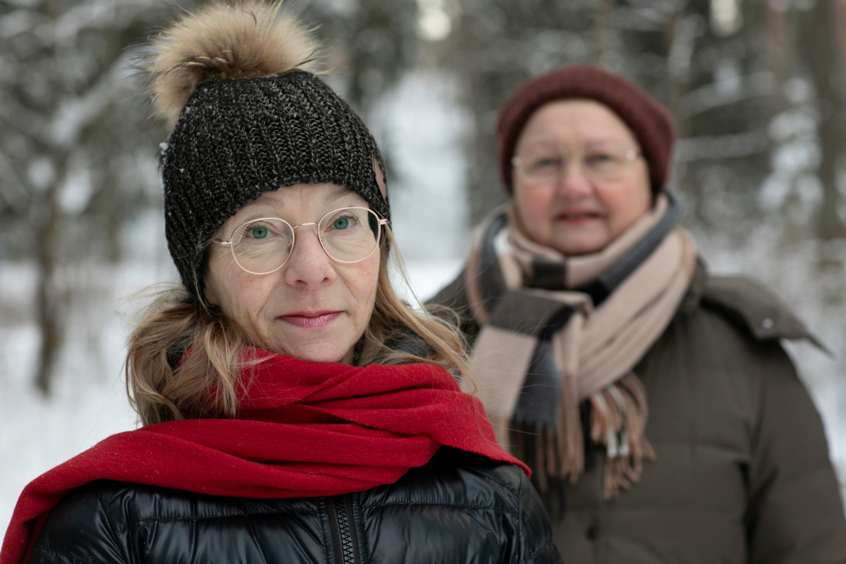 ”Tavoitteena on, että ihminen voi kuolla rauhallisesti ja läheiset ovat vierellä”, sanoo Mirja Sisko Anttonen (oik.). Virpi Sipolan mukaan kuolevan rinnalla kulkeminen voi olla etuoikeus, mutta se on myös raskasta. ”Haluaisin sanoa, että pyydä ja ota vastaan apua.”