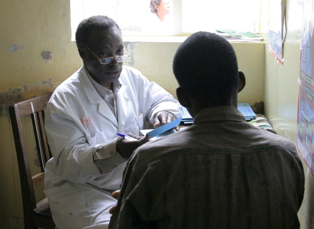Ilembulan sairaala Lounais-Tansaniassa jakaa ilmaisia lääkkeitä hiv-positiivisille. Tohtori Mpumilwa on tutkinut potilaan ja antaa tälle lääkemääräyksen. 