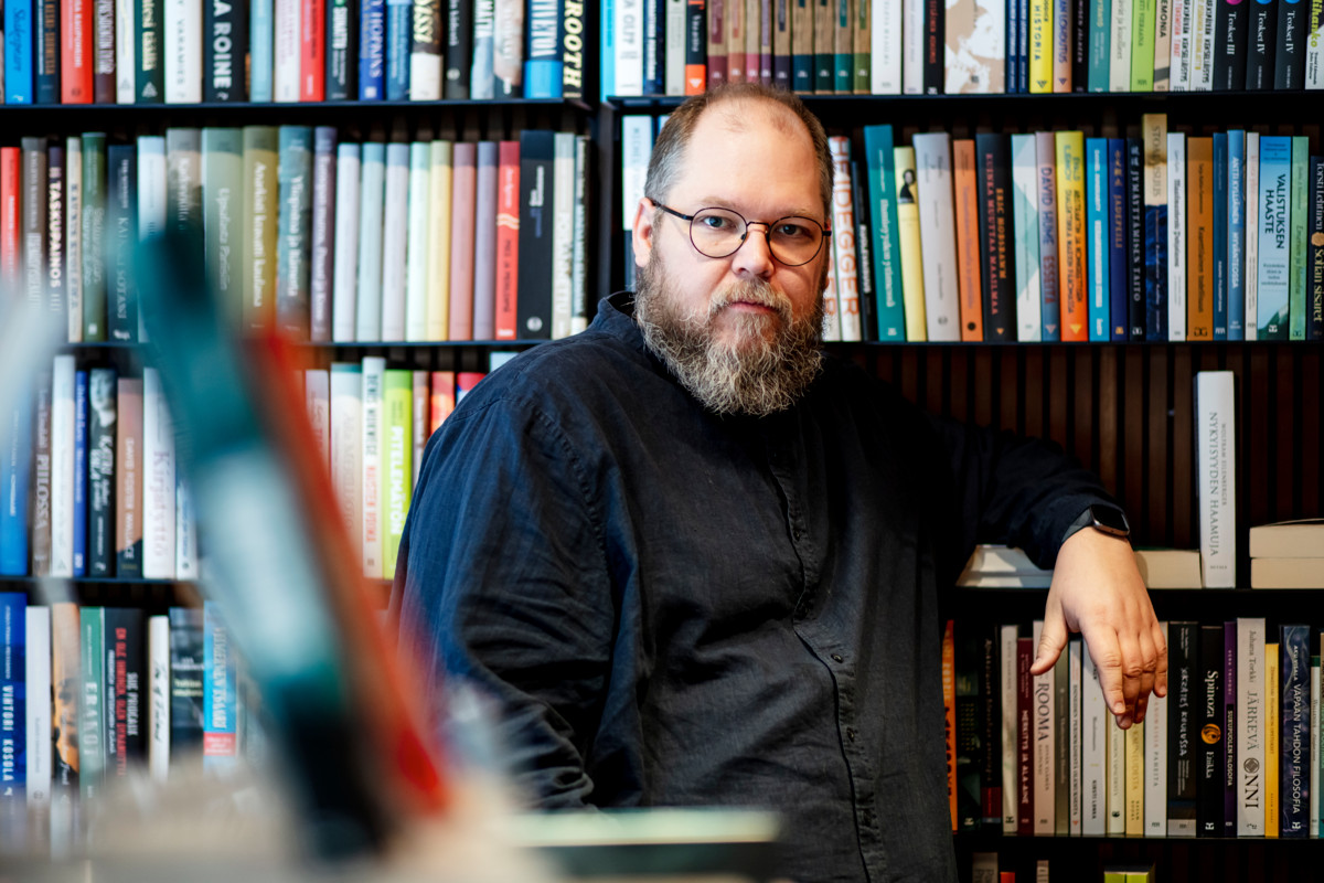 ”Monet kirjani ajatukset ja näkemykset ovat tuskan kautta hankittuja. Siinä mielessä se on hyvin henkilökohtainen, vaikka lukija ei välttämättä näe sitä”, Aku Visala sanoo.