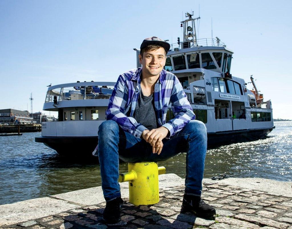 Erno Helki toimii ohjaajana lasten päiväleireillä Suomenlinnassa. Ensimmäiset leiriläiset aloittavat heti ensi tiistaina. Kuva: Sirpa Päivinen