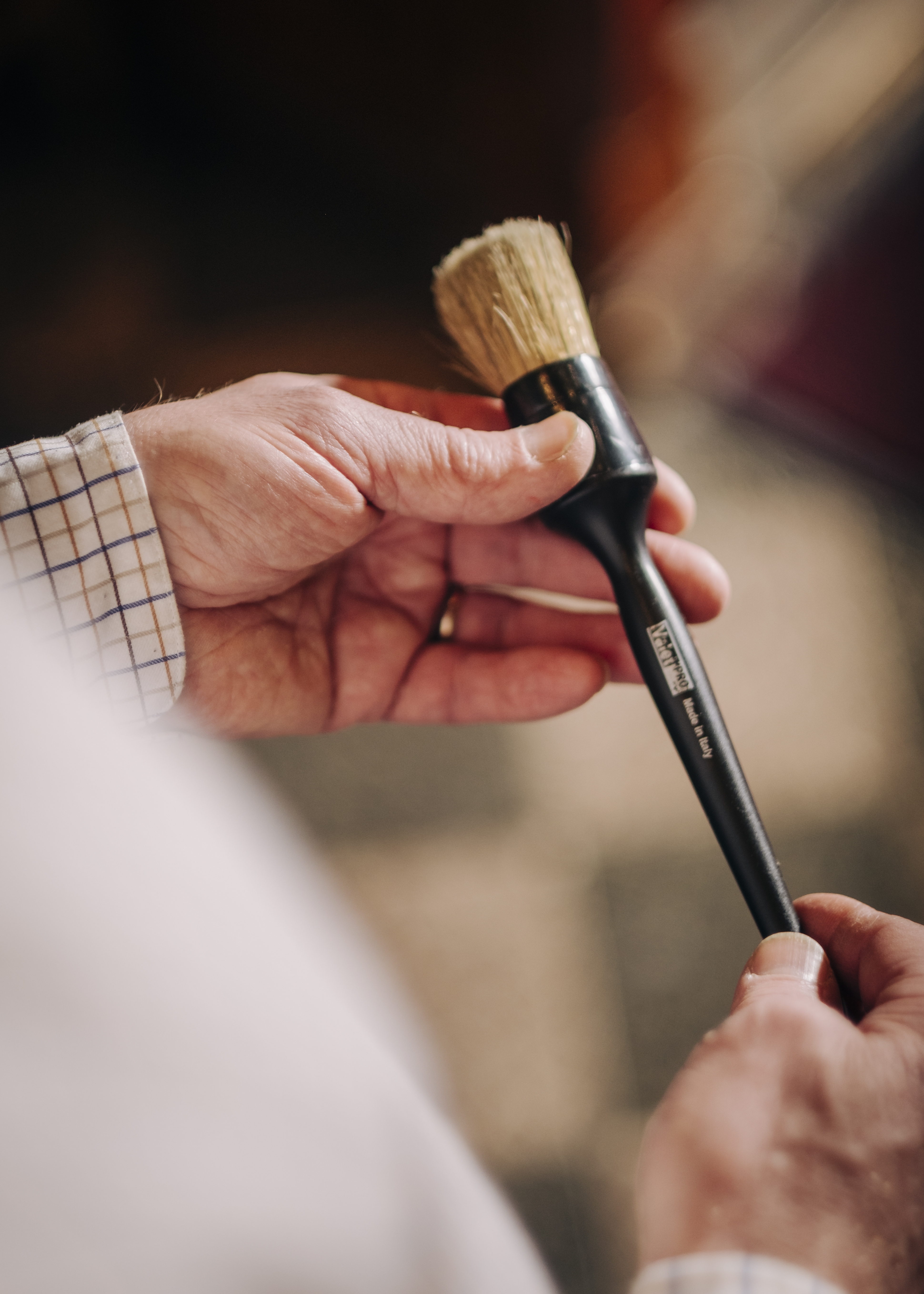 Työvälineinä on esimerkiksi erilaisia harjoja.