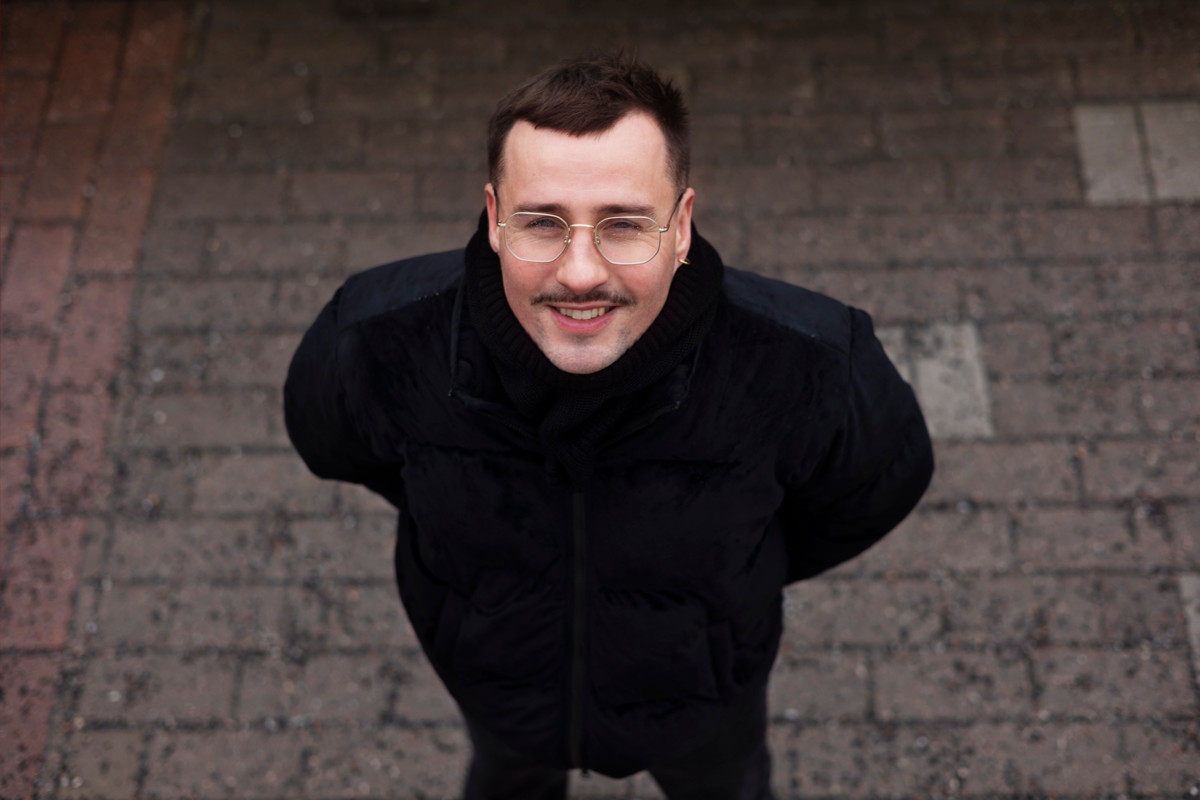 Seksuaaliterapeutti ja vaikuttaja Joonas Pesosen mukaan miesten on vaikeaa puhua aroista asioista keskenään, koska miehet eivät läheskään aina koe toisiaan turvallisiksi. 