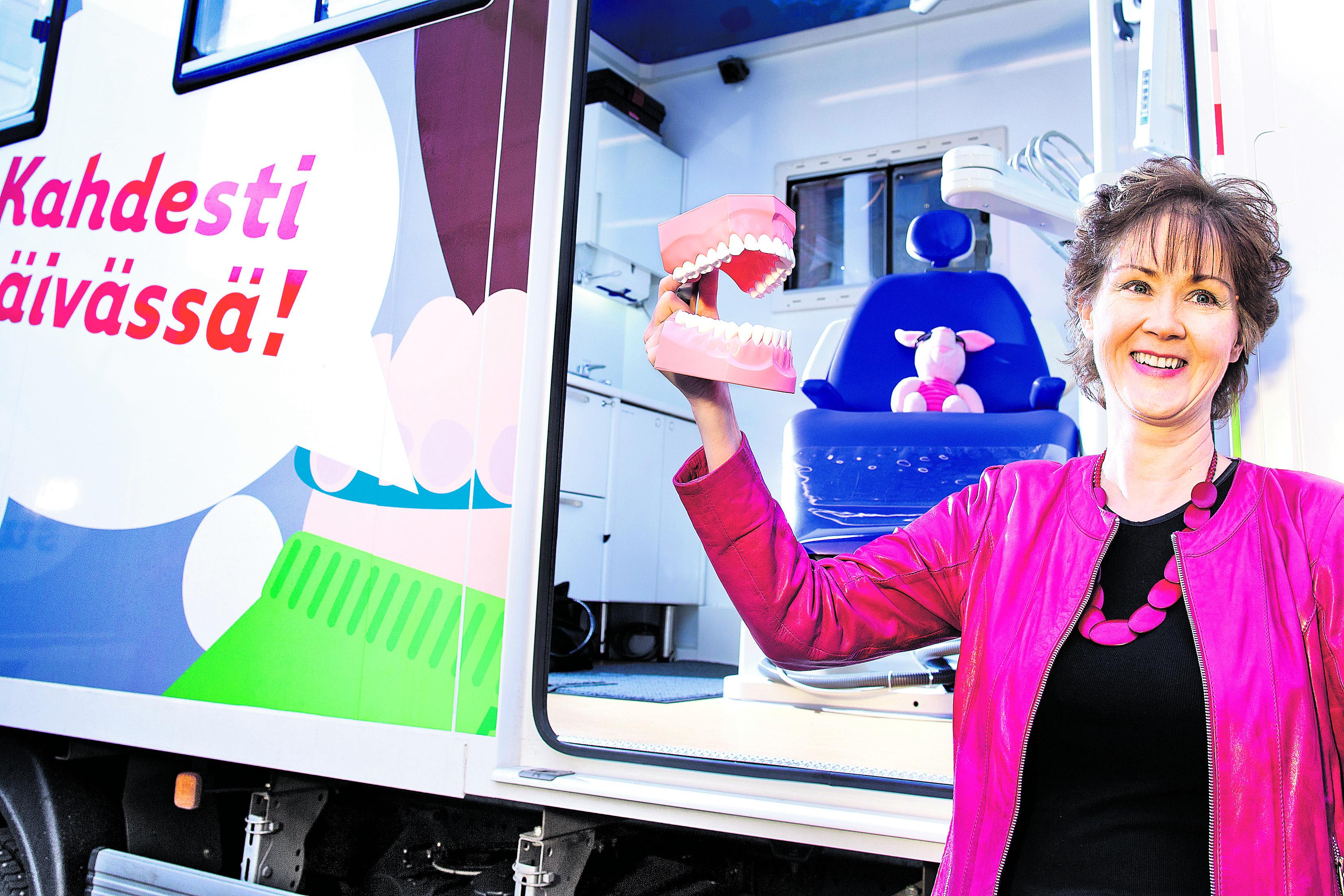 Kahdesti päivässä on muistettava harjata hampaat. Kahdesti vuodessa Salla Salmenkivi matkaa Mongoliaan edistämään hammasterveyttä. Kuvauspaikkana on Helsingin kaupungin liikkuva suunhoito-yksikkö Liisi.