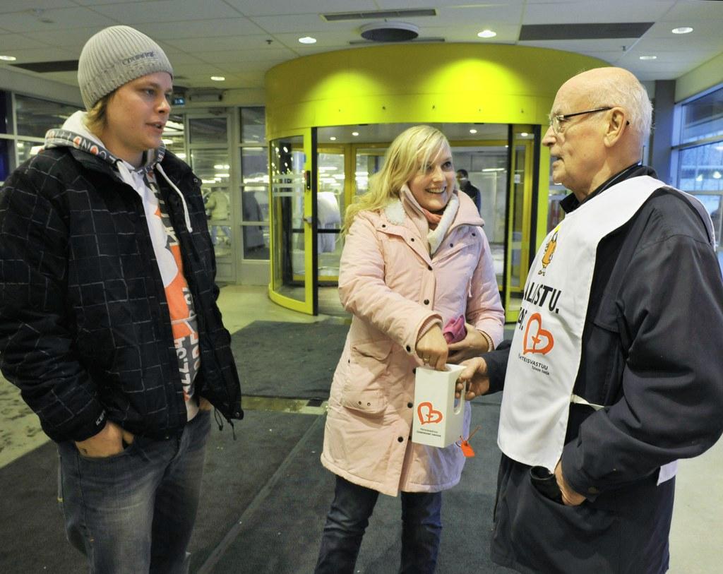 Yhteisvastuukerääjät ovat tuttu näky katukuvassa. Tulevaisuudessa kirkkojen on helpompi järjestää muitakin rahankeräyksiä apua tarvitseville.
