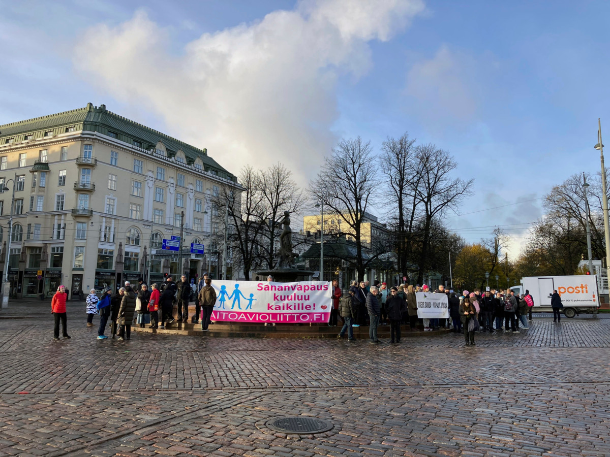 Joukko mielenosoittajia osoitti tukeaan Päivi Räsäselle ja Juhana Pohjolalle Havis Amandan patsaan luona. Kuva: Hanna Antila.