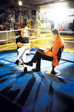 TunneMies-ohjelman ensimmäisessä jaksossa juontaja Kimmo Saareksen (oik.) kanssa keskustelee entinen raskaan sarjan nyrkkeilijä, nykyinen päihdetyöntekijä Jukka Järvinen. Puheenaiheena on väkivalta. Kuva: Jukka Granström