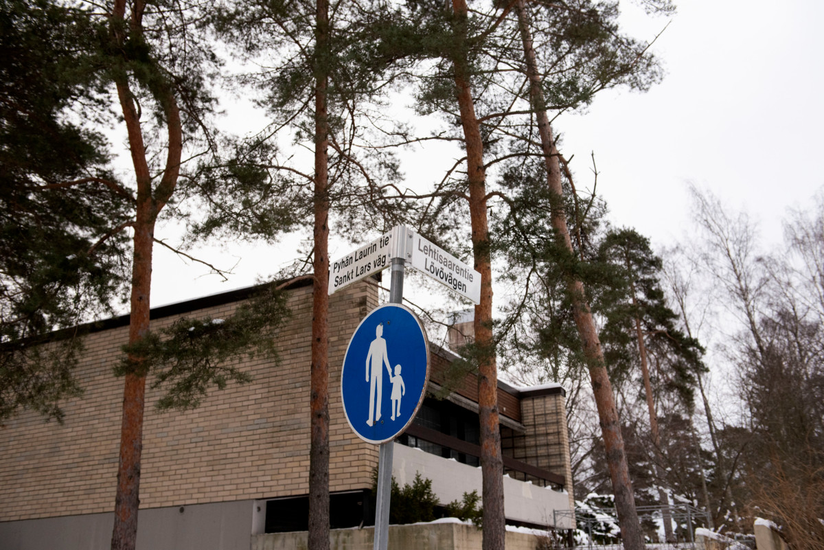 Vantaan seurakuntayhtymä omistaa 1600-luvulla lahjoituksena saatua maata Helsingin Lehtisaaressa. Kuva Lehtisaarentien ja Pyhän Laurin tien risteyksestä vuodelta 2021.