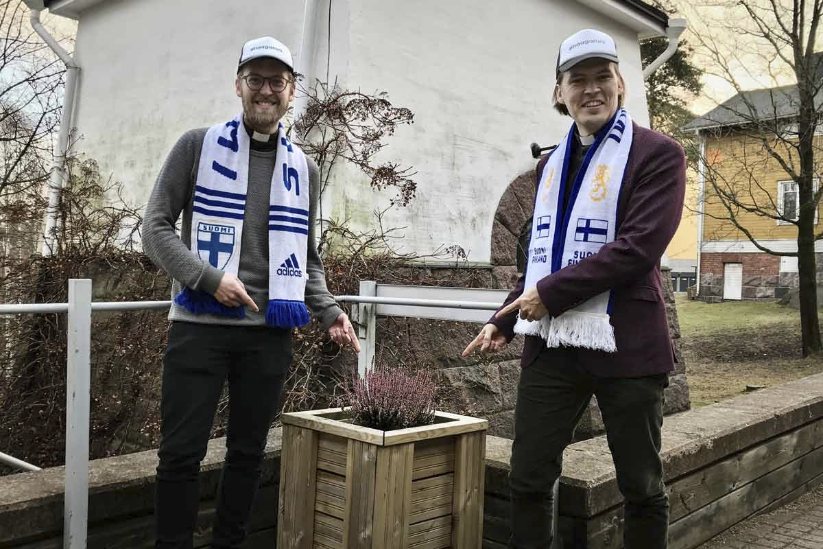 Pappi Pyry Paananen ja kirkkoherra Heikki Nenonen osoittavat toivon kanervaa.