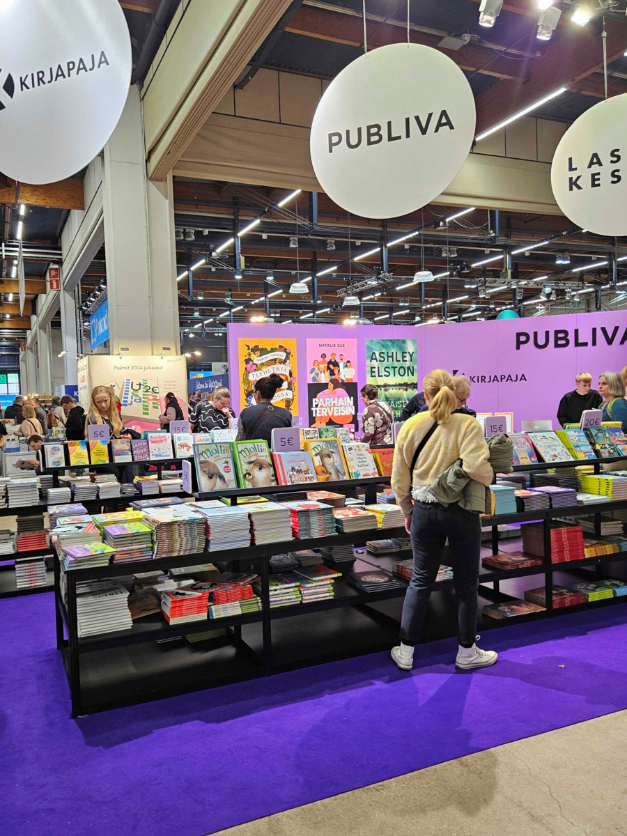 Kristilliset kustantajat ry:n jäsenkustantamoja on 14, vaikka toki kristinuskoon liittyviä kirjoja julkaisevat muutkin kustantamot. Kuva on vuoden 2024 kirjamessuilta. Kuva: Pauli Juusela
