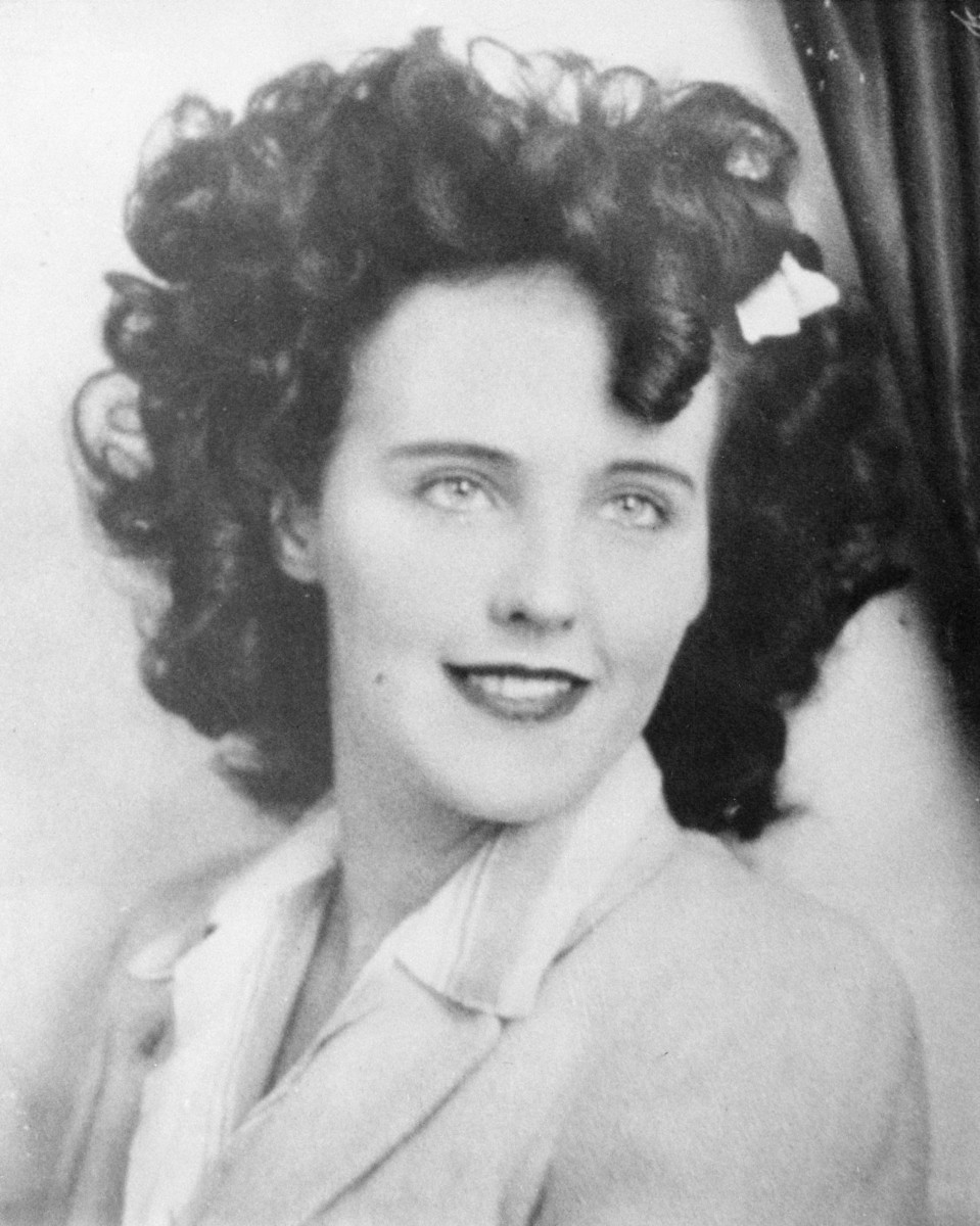 Elizabeth Short, jota alettiin kutsua kuolemansa jälkeen nimellä Black Dahlia, murhattiin vuonna 1947. Murhaajan on epäilty inspiroituneen murhaan taiteilija Man Rayn valokuvista. Shortin kuolema on edelleen yleinen aihe true crime -sisällöissä. Kuva Wikimedia Commons. 