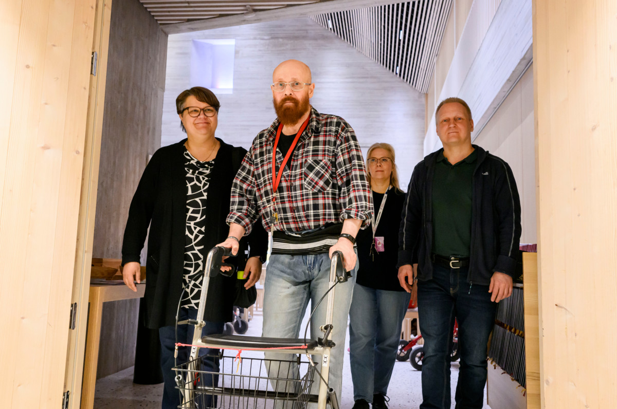 Vantaalla asuva Tom Saarinen kuvattiin Tikkurilan kirkolla. Hänen kanssaan kuvassa ovat työvalmentaja Nea Helmi (vas.) STEP koulutuskeskuksesta, hankekoordinaattori Mirka Ojala Vantaan seurakuntayhtymästä ja Kehitysvammaliiton työllisyysasiantuntija Simo Klem. 