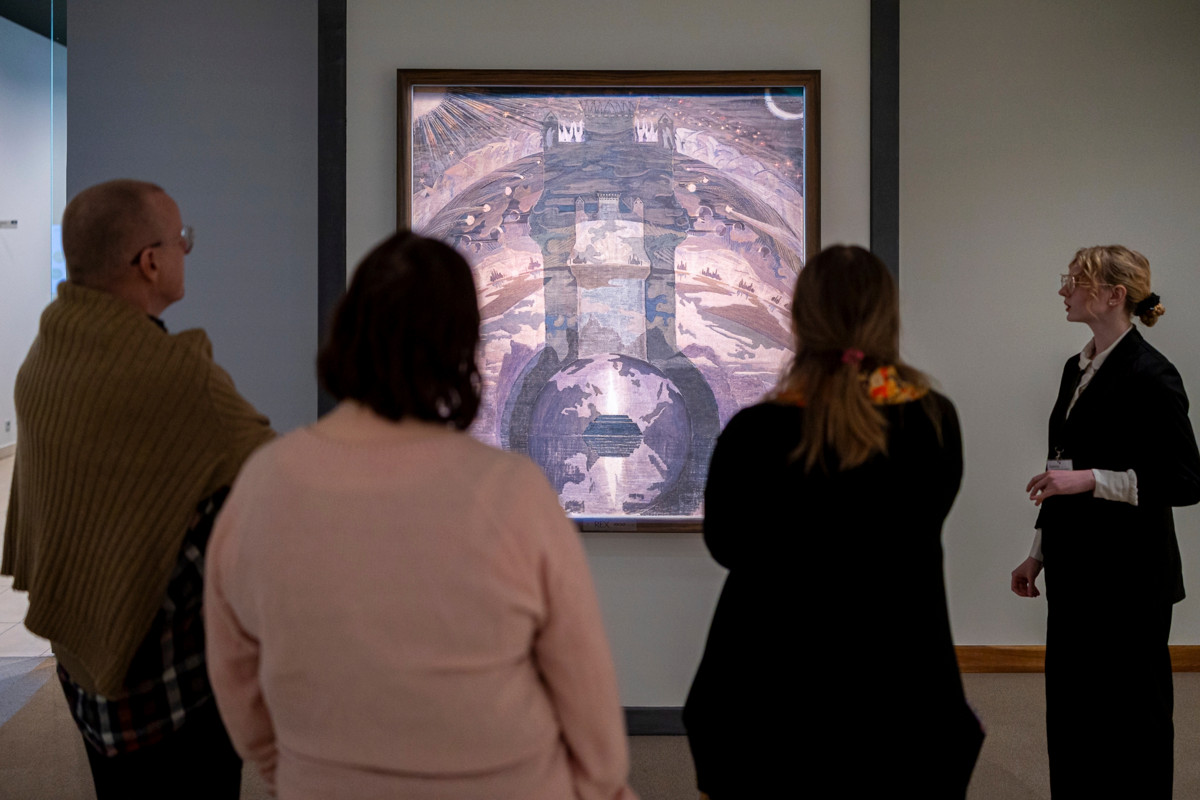 Kaunasissa M. K. Čiurlionisin Kansallisessa taidemuseossa näyttelyopas kertoo vieraille Čiurlionisin teoksesta Rex (1909). Kuva: Mindaugas Mikulėnas
