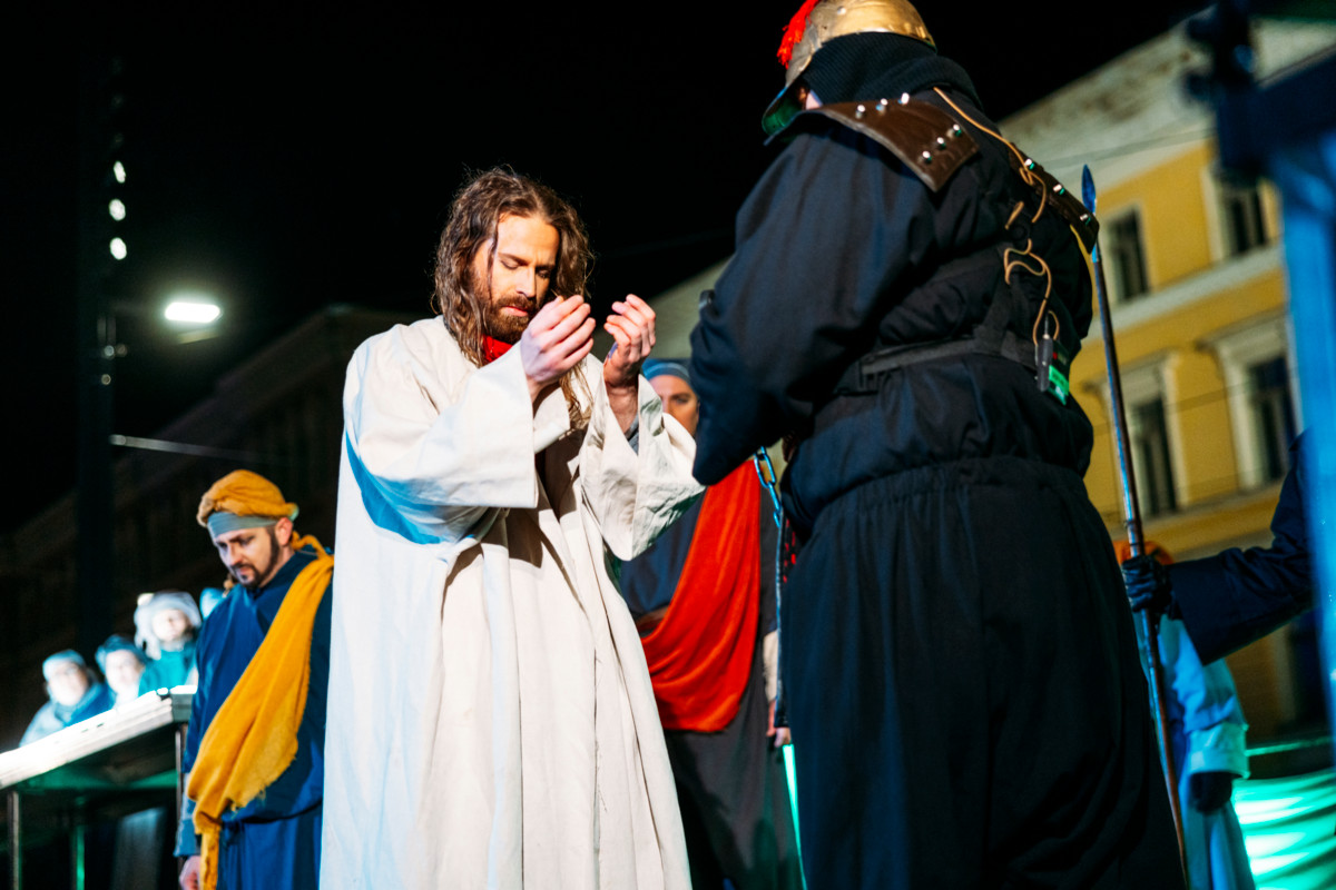 Via Crucis on suuri teatteriproduktio, joka on kuulunut monet helsinkiläisen pääsiäiseen. Kuva vuodelta 2025.