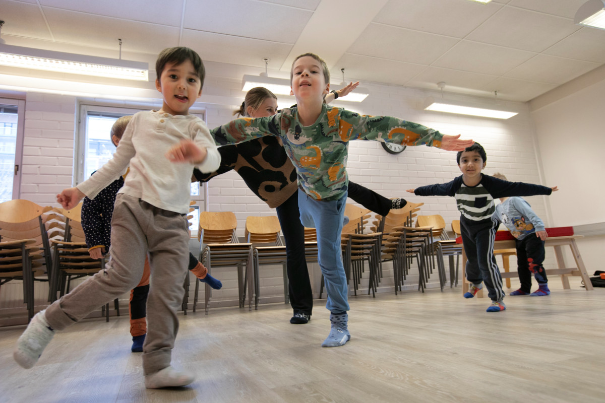 Vekarabändissä ei pelkästään soiteta, vaan myös liikutaan musiikin tahtiin. Etualalla tasapainoilevat Elai Poukka (vas.) ja Aari Nilsson, takana raidallisessa puserossa Aarav Rimal.