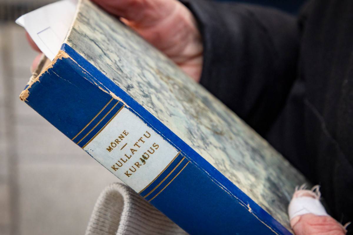 Riitaksi esittäytyneellä jonottajalla oli kirja mukana. Lukeminen on hyvää ajankulua pitkässä jonossa.