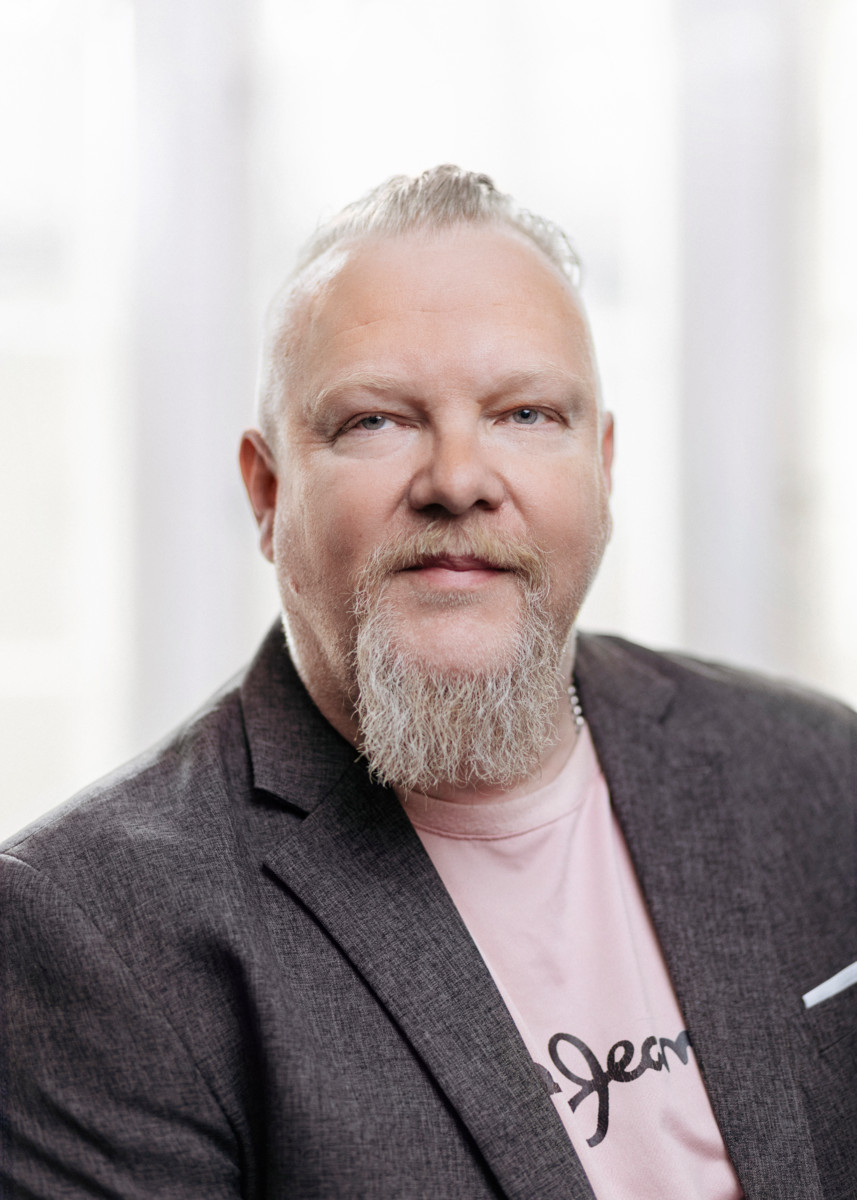 ”Uudesta joululaulusta klassikoksi on pitkä matka, mutta se on mahdollinen, jos kappale koskettaa ja löytää tiensä ihmisten jouluun”, Jouluradion musiikkipäällikkö Joni Hartikainen sanoo. Kuva: Jouluradio / Joonas Brandt