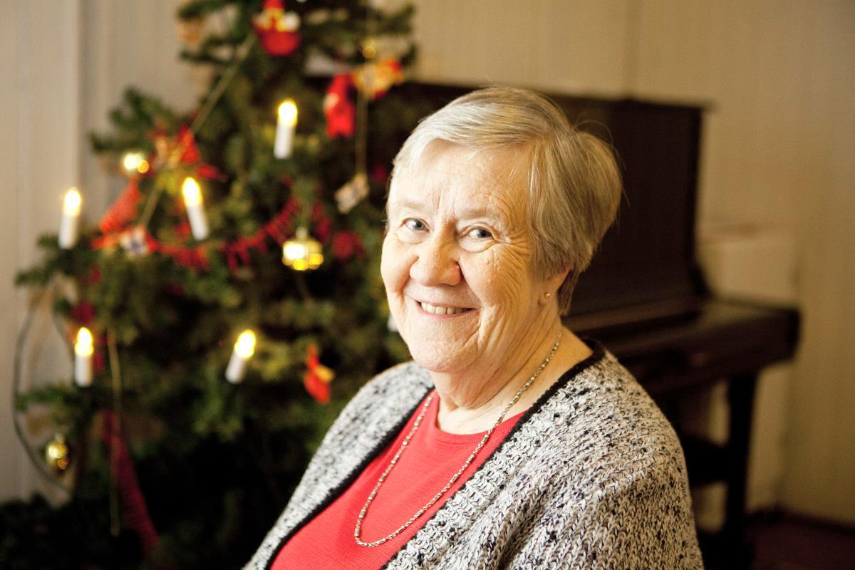 Mirja Taipale osallistuu Myyrmäen kirkolla järjestettävään joulujuhlaan. Kuva: Sini Pennanen