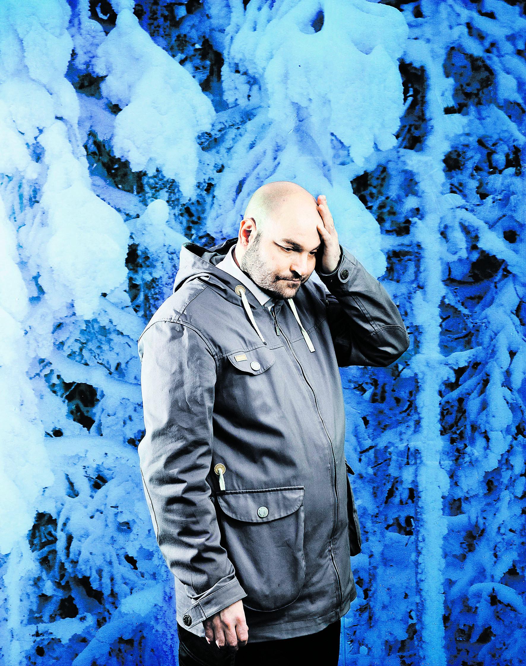 Aamuvirkku. Kerkko Koskinen herää yleensä jo viideltä työstämään edellisenä päivänä kesken jääneitä sävellyksiä.