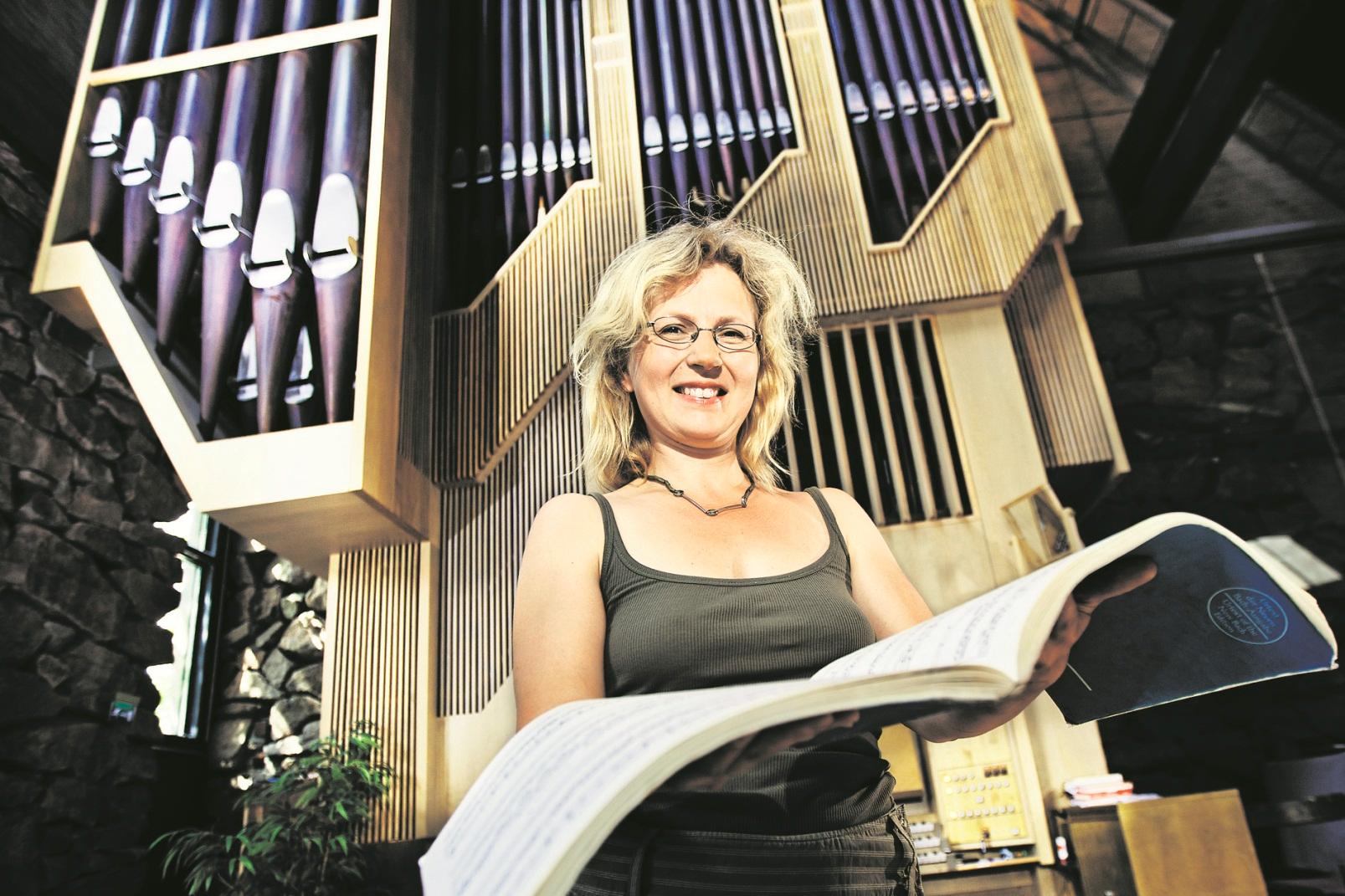 Yllättävä ohjelma. Kati Pirttimaa soittaa konsertissaan kolmen erilaisen säveltäjän urkumusiikkia.