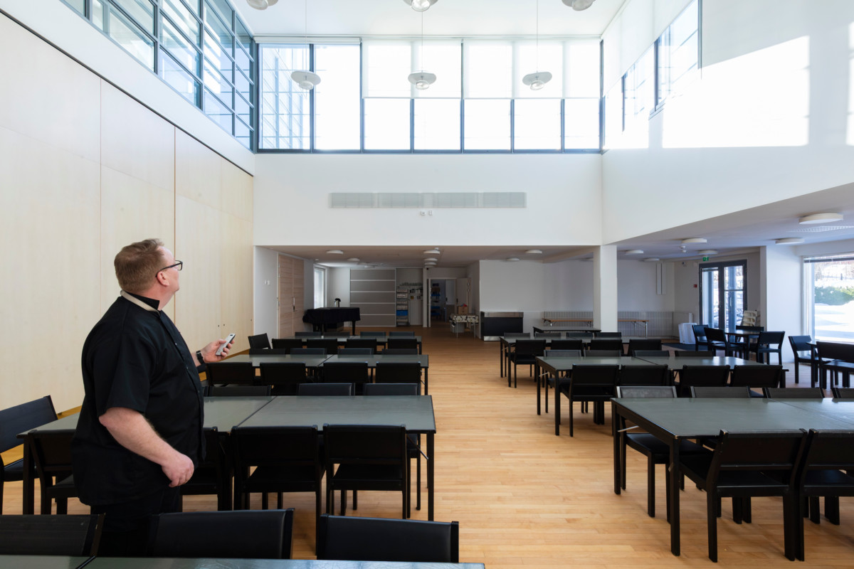 Syksyn 2025 aikana kirkolle rakennettiin uusi ilmanvaihtojärjestelmä seurakuntasalien ja keittiön alueelle. Myös kirkon keittiö uusittiin täydellisesti. Nyt seurakuntasalit ja keittiöt ovat käytössä. Kokki-suntio Kristian Hendrell näyttää uusia kaukosäädettäviä verhoja. Kuva: Esko Jämsä