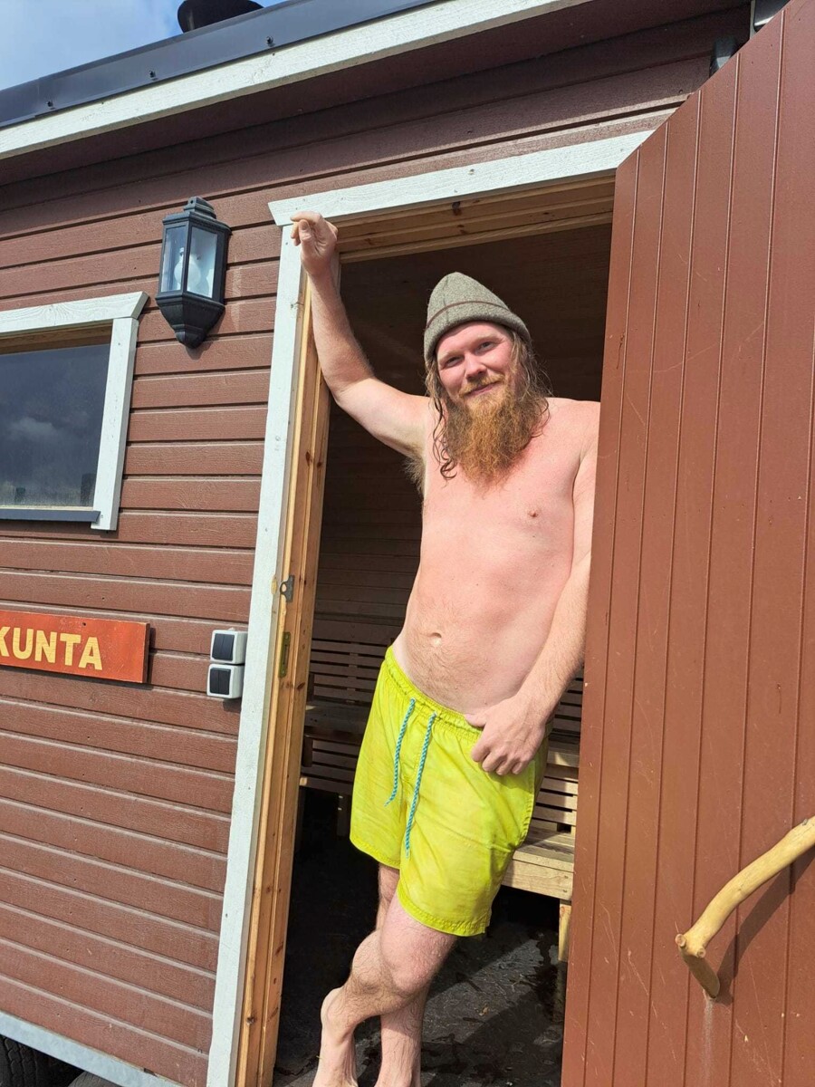 Riku Auvinen oli viime kesänä Tapaninvainion uimarannalla vapaaehtoishommissa lämmittämässä saunaa. Kuva: Jukka Holopainen