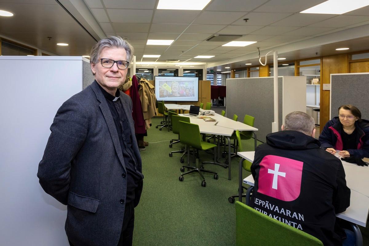 Kirkkoherra Kalervo Salo kiittelee seurakuntatoimiston uusia toimitiloja Business Park Stellan Terra-rakennuksessa.