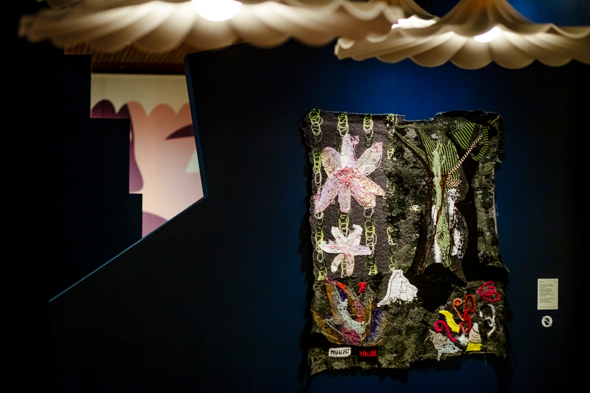 Neulahuovutettu seinävaate on syntynyt Moomin Charactersin ja italialaisen Vitellin yhteistyönä. Vitelli valmisti yksittäisiä muumikirjojen innostamia seinävaatteita Pariisin Houses of Tove Jansson -näyttelyyn vuonna 2023. 