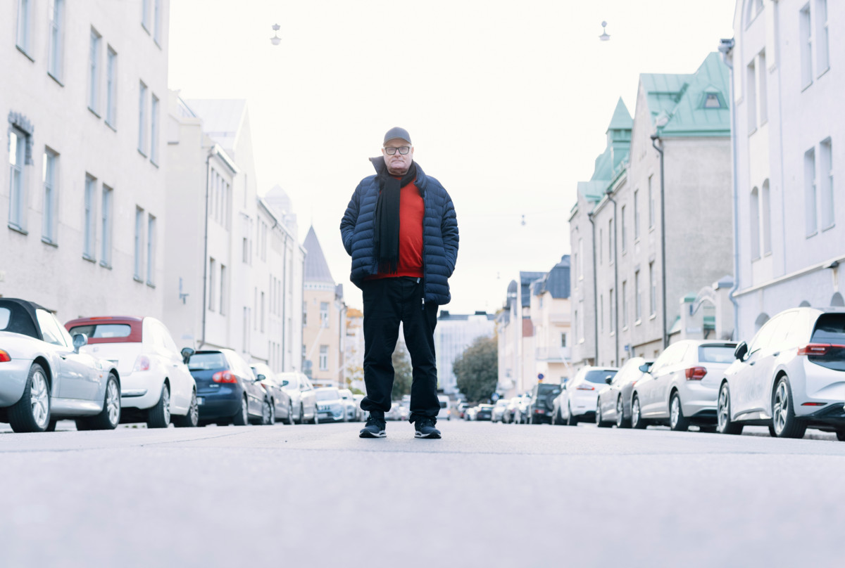 Ruben Stillerin mukaan meille tarjotaan koko ajan uutta teknologiaa, jolla voimme tyhmistää itseämme. Kun tekoäly luo tekstiä, johtaako se siihen, että ihmiset eivät enää opettele kirjoittamaan? hän kysyy,