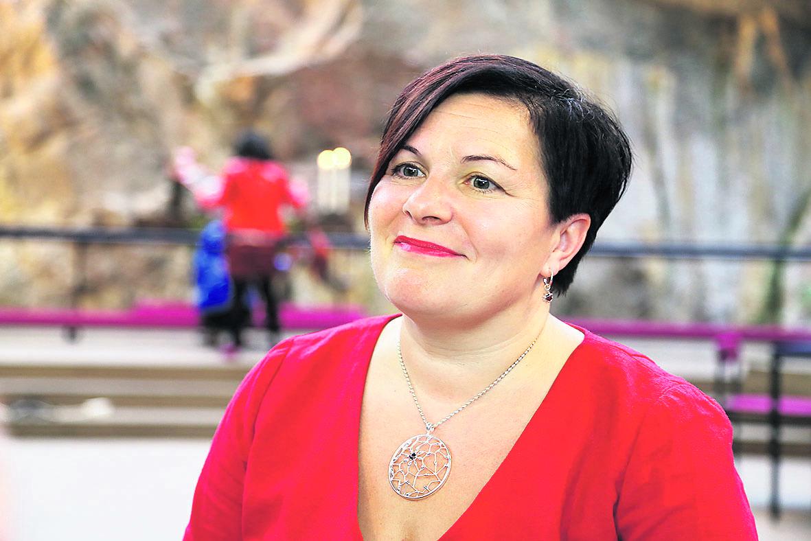 Kehtolauluja. Sari Kaasinen rohkaisee vanhempia laulamaan lapsilleen.