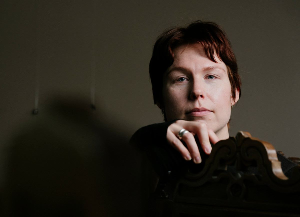 ”Lakien muotoilut ovat usein sellaisia, että ”pitää ottaa huomioon” tai ”ei saa aiheuttaa vähäistä suurempaa haittaa”. Näin ollen kunta voi kaavoittaa aika pitkälle, miten haluaa, ja silti väittää, että luontoarvot on otettu huomioon. Ympäristön painoarvoa pitäisi kasvattaa vielä paljon lisää. Jos ympäristön kantokyky romahtaa, ei meillä ole mitään muitakaan perusoikeuksia voimassa”, Laura Kolehmainen sanoo.