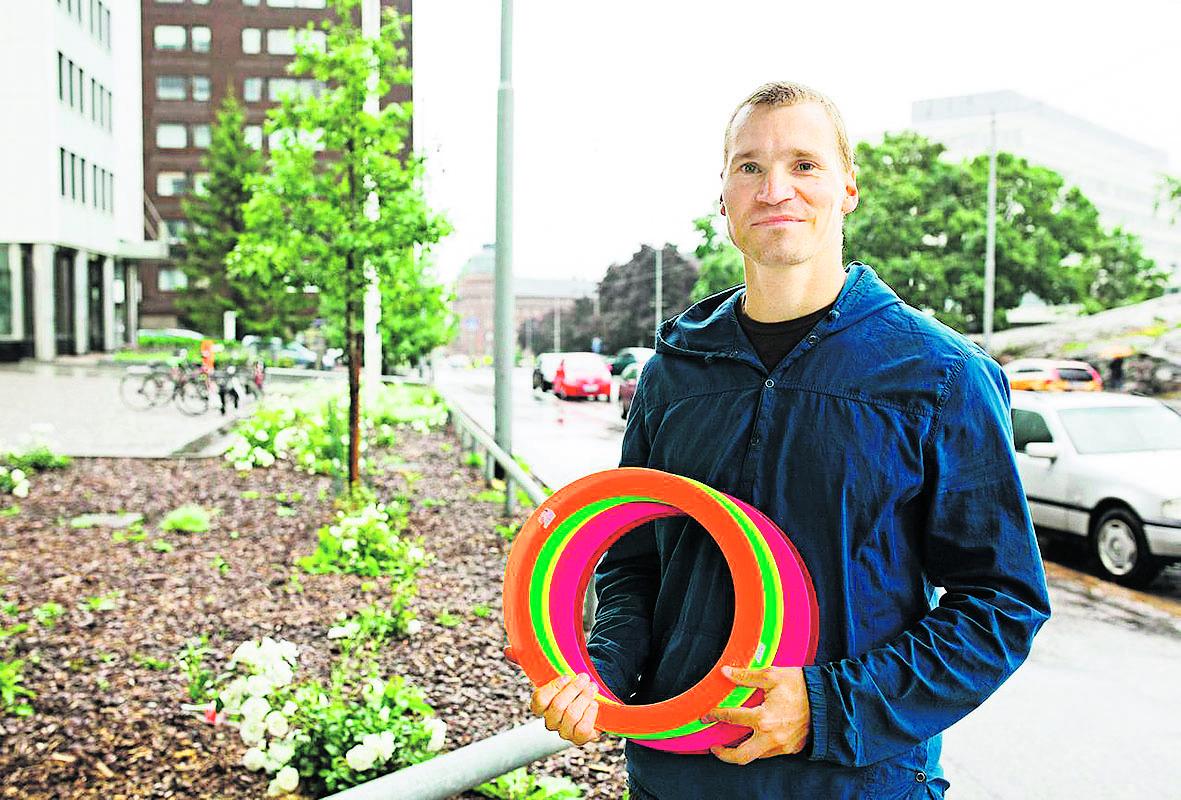 Leirille. Topi Hurtig auttaa pakolaislapsia käsittelemään tunteitaan sirkuksen avulla.