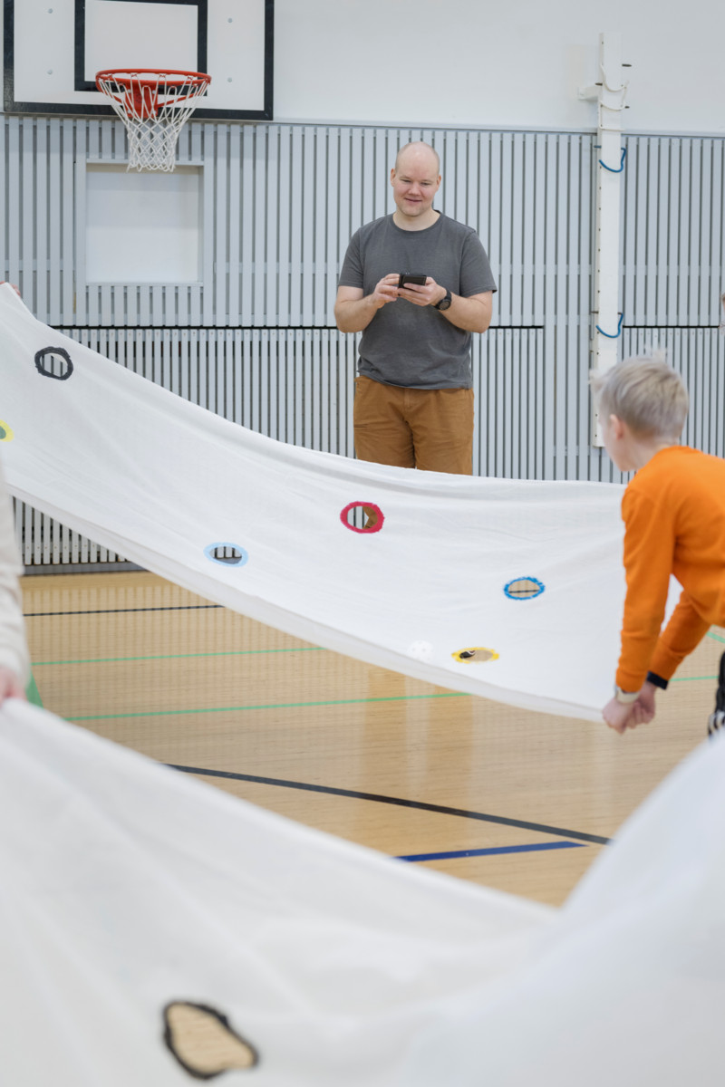 Lakanapalloa ei ole kokeiltu Mäntymäessä aiemmin. ”Pyrimme siihen, että joka kerta on vähän vaihtelua”, sanoo koulunuorisotyöntekijä Ville Kyllönen. 