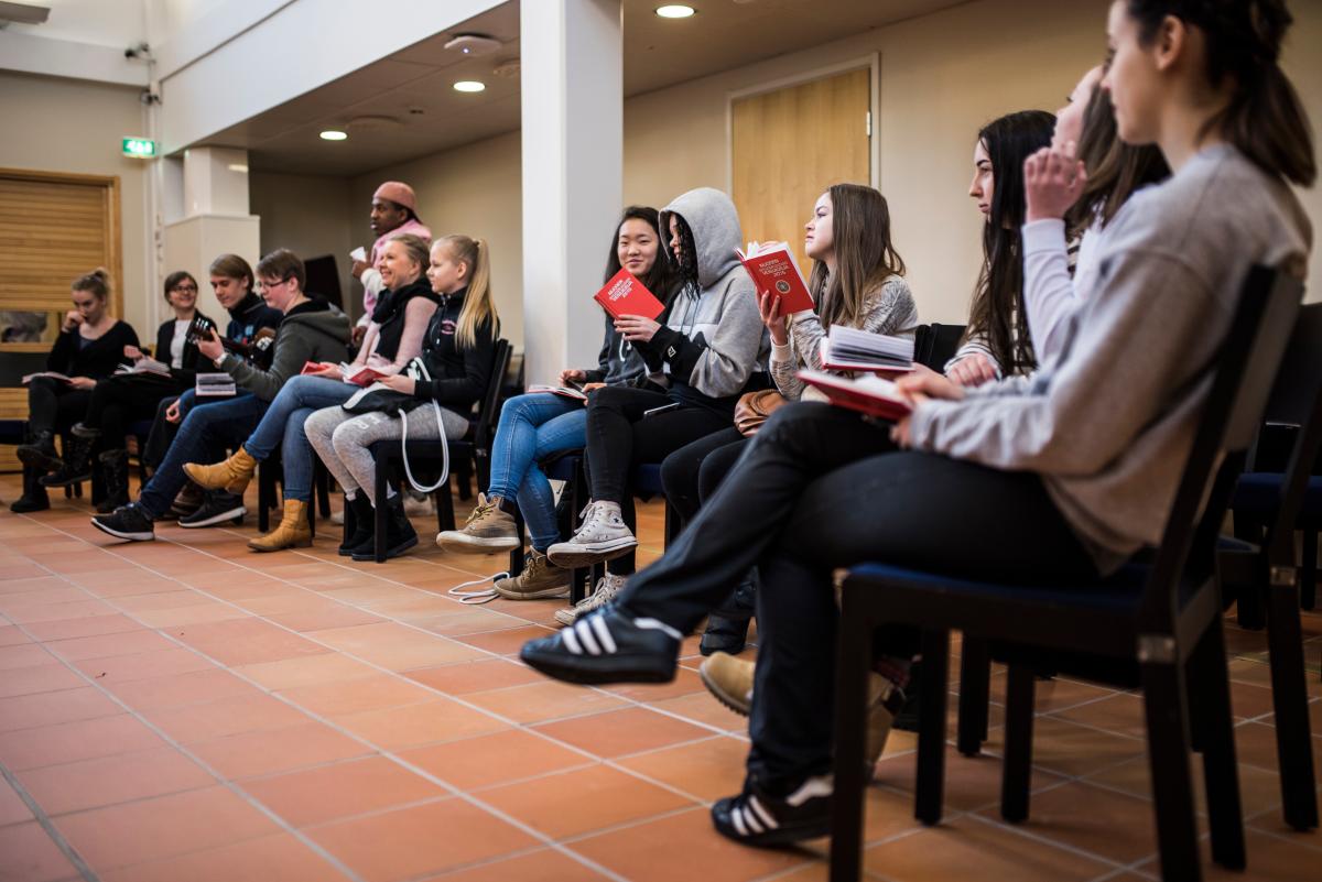 Musiikki- ja mediapainotteisen riparin kävijät ottivat ensimmäistä kertaa tuntumaa Nuorten veisukirjaan.