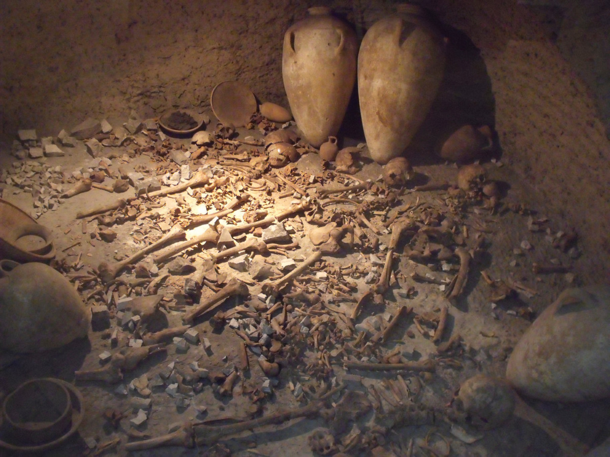 Jerikon keskipronssikauden haudan rekonstruktio Birminghamin museossa. Minna Silver on tutkinut vastaavaa hautaa Tukholman Medelhavsmuseetissa. Hauta-ainesto tuotiin Ruotsiin 1950-luvulla. Kuva: Elliot Brown/Wikimedia Commons.