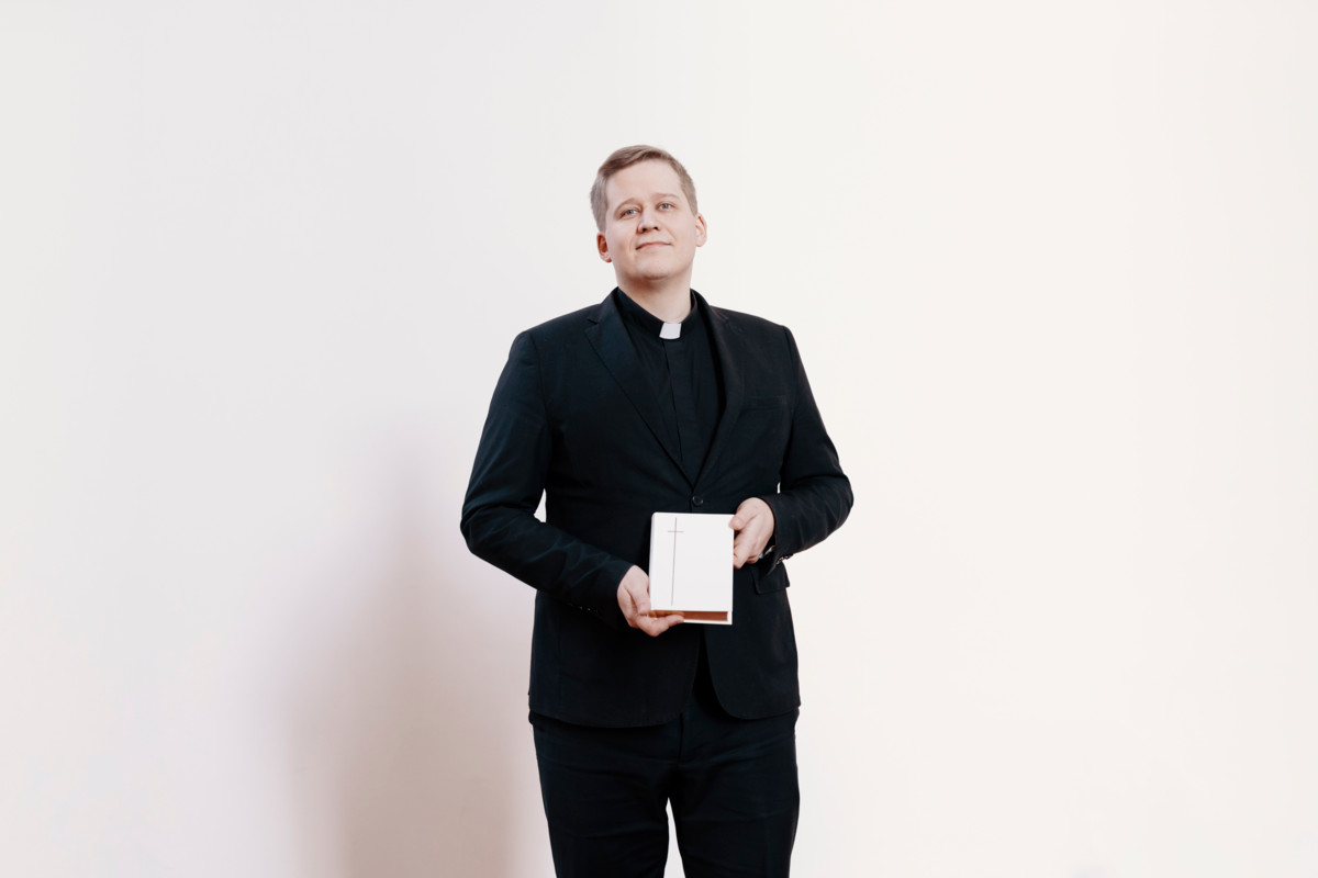 Tapio Suontakasen mukaan kirkollinen vihkiminen voi olla helpoin tapa mennä naimisiin jossain päin Suomea. Jokaisesta kunnasta löytyy ainakin yksi seurakunta, mutta Digi- ja väestötietoviraston toimipisteitä ei ole kaikkialla. 