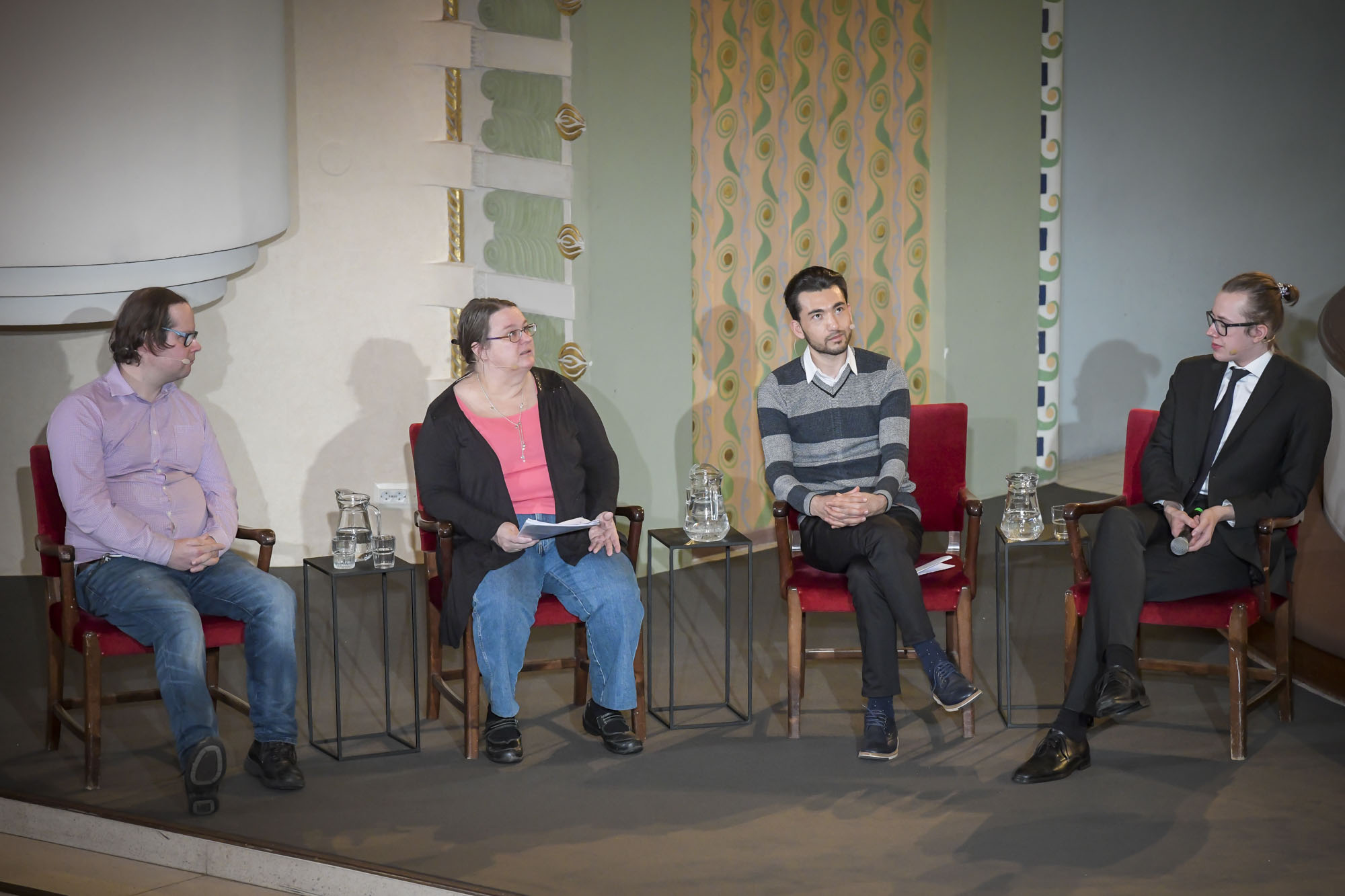 Petteri Wessman (vas.), Anna-Maija Tikkanen, Noorulhaq Hakiq ja Luca Hammar kysyivät kiperiä vaikuttajaraadilta Sovinto100 -tapahtumassa.