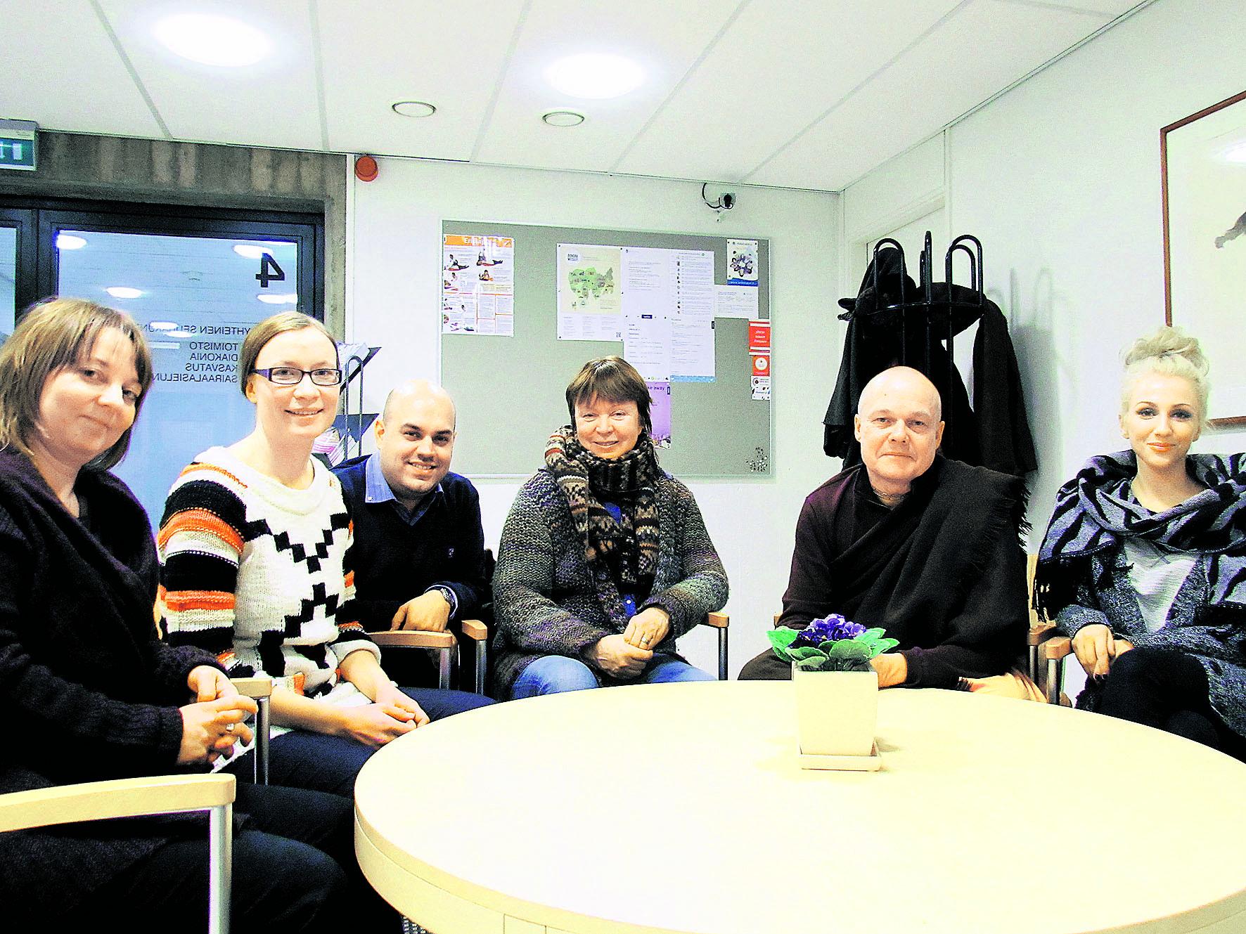 Dialogia. Maailma kylässä -festivaalin uskontojen kylää suunniteltiin neljän uskonnon voimin, kun pöydän ympärillä istuivat Pia Lonka (vas.), Marjo Salmela, Sam Karvonen, Tia Tapio, Timo Kuivanen ja Margareta Hautaniemi.