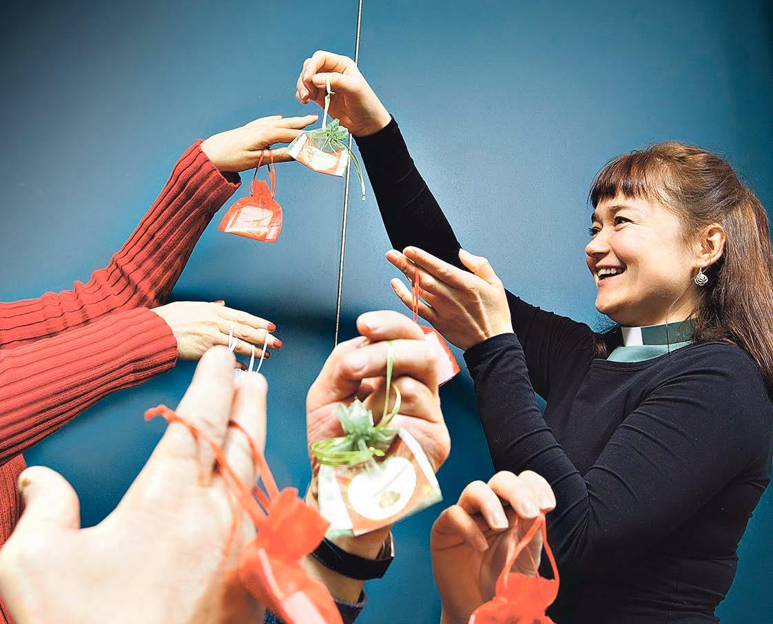 – Lahja on tarpeen siellä, missä ei vietetä kulutusjuhlaa, sanoo diakoniatyöntekijä Pia Olkkonen.